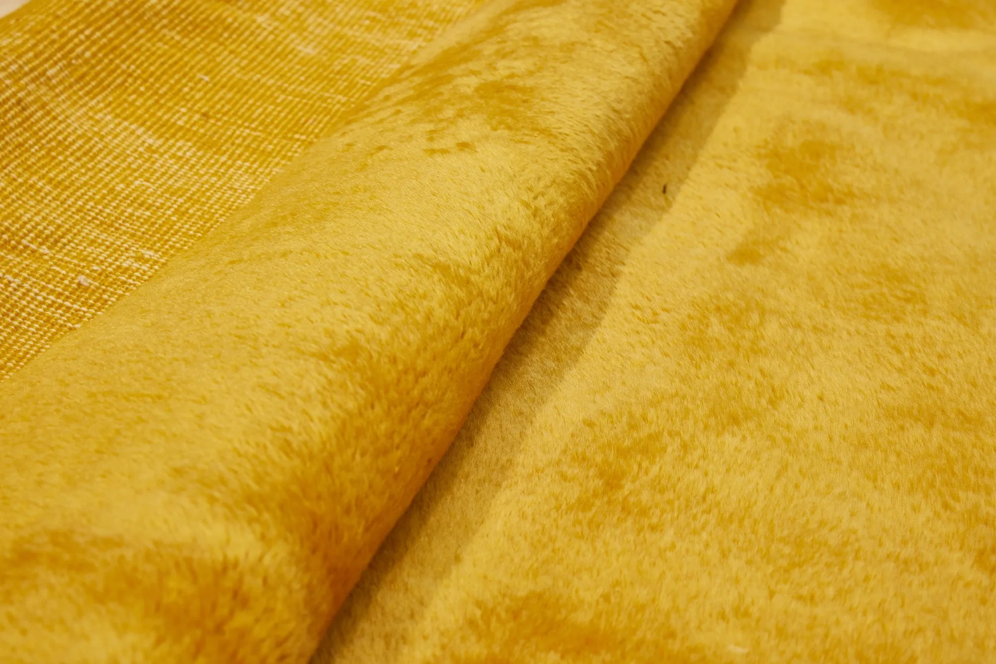 Medium Goldenrod Sparta Carpet ................ (7' x 9' 10'')