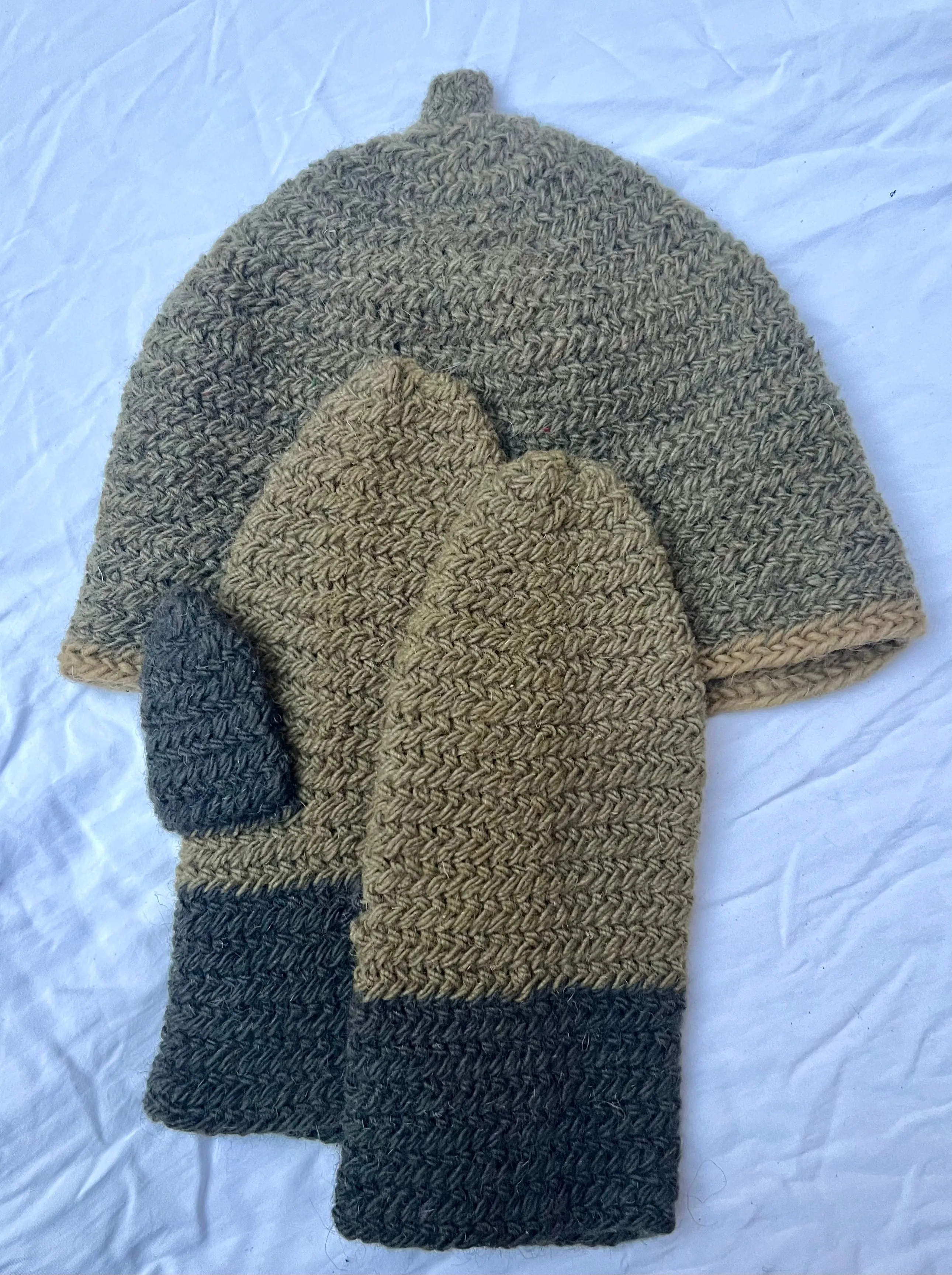 Nalbinding Hat & Gloves / Needle binding