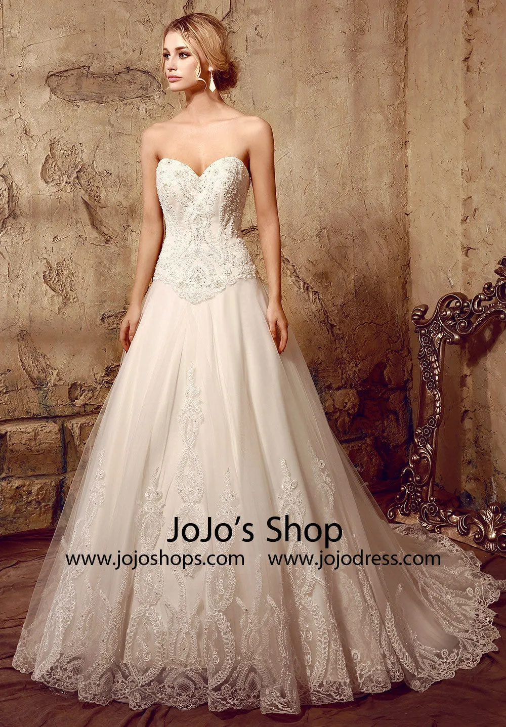 Timeless Strapless Lace Dress with Sweetheart Neckline