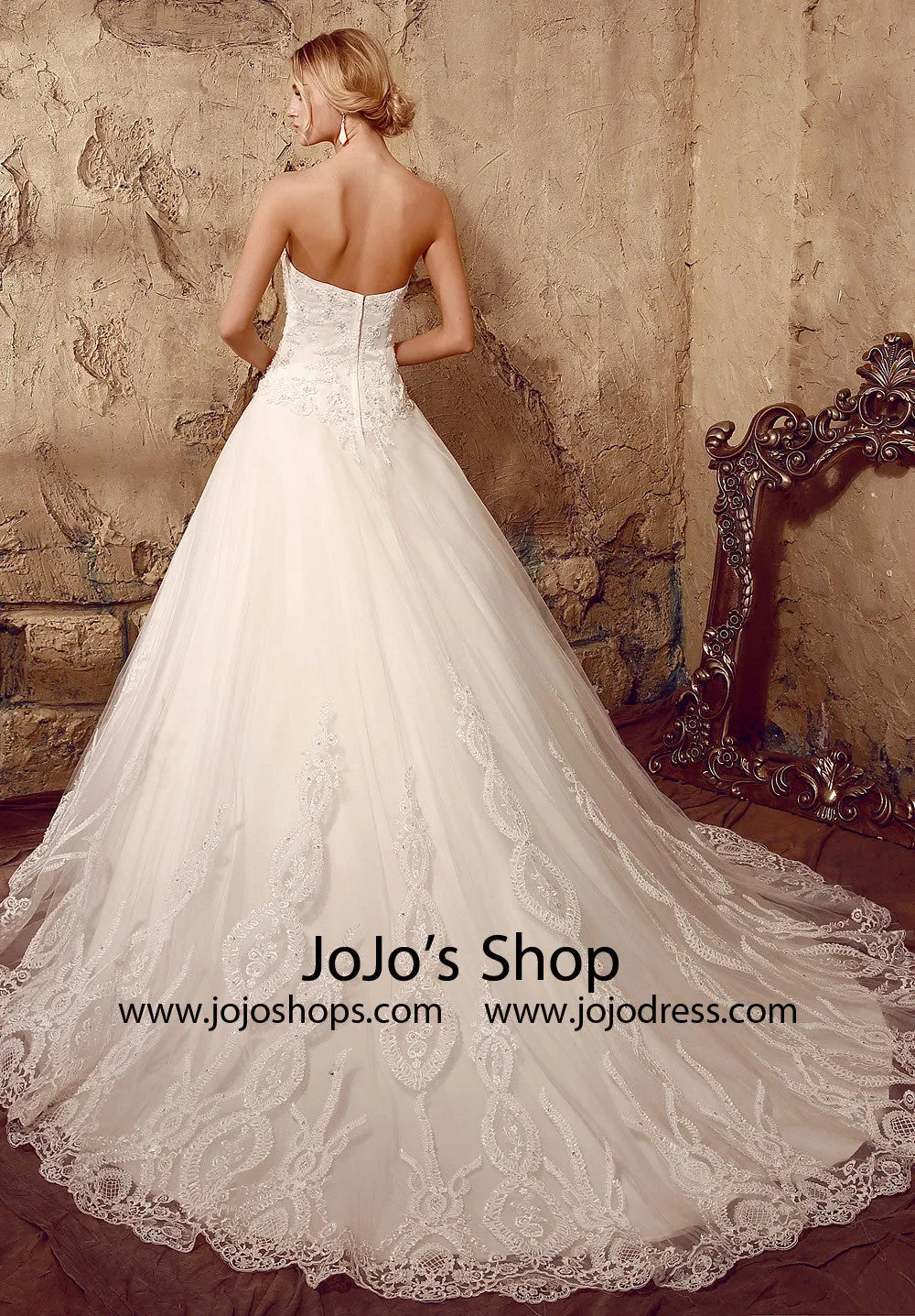 Timeless Strapless Lace Dress with Sweetheart Neckline