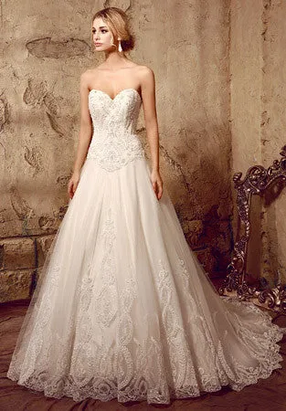 Timeless Strapless Lace Dress with Sweetheart Neckline