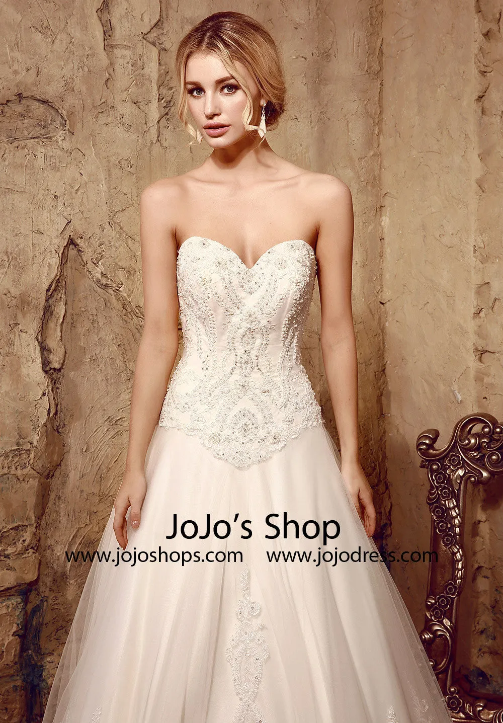 Timeless Strapless Lace Dress with Sweetheart Neckline