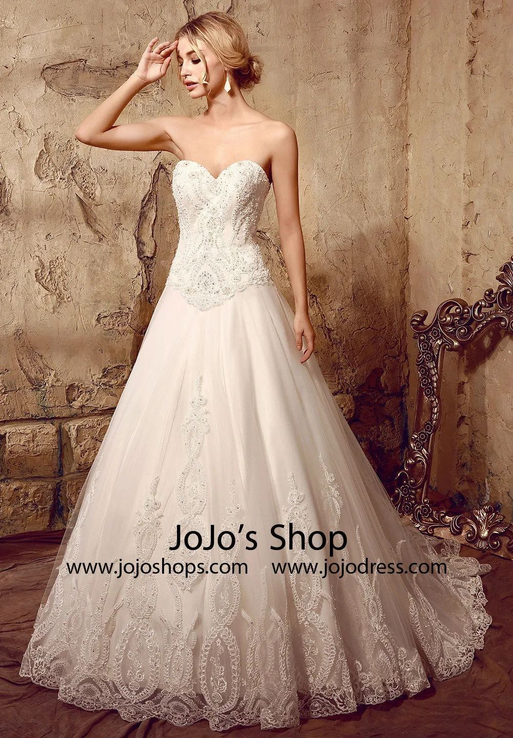 Timeless Strapless Lace Dress with Sweetheart Neckline