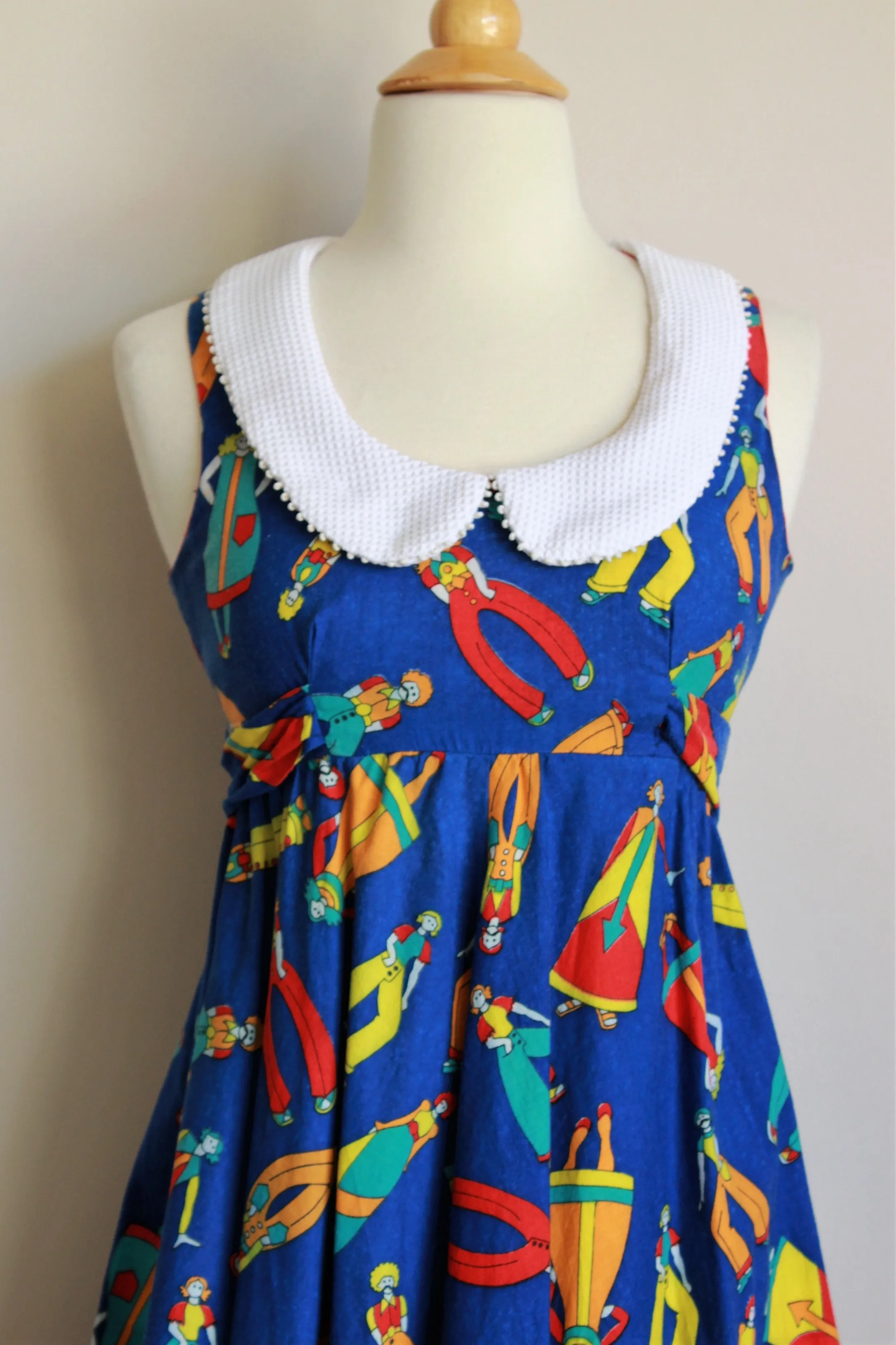 Vintage 1970s Petite Novelty Print Dress with Peter Pan Collar